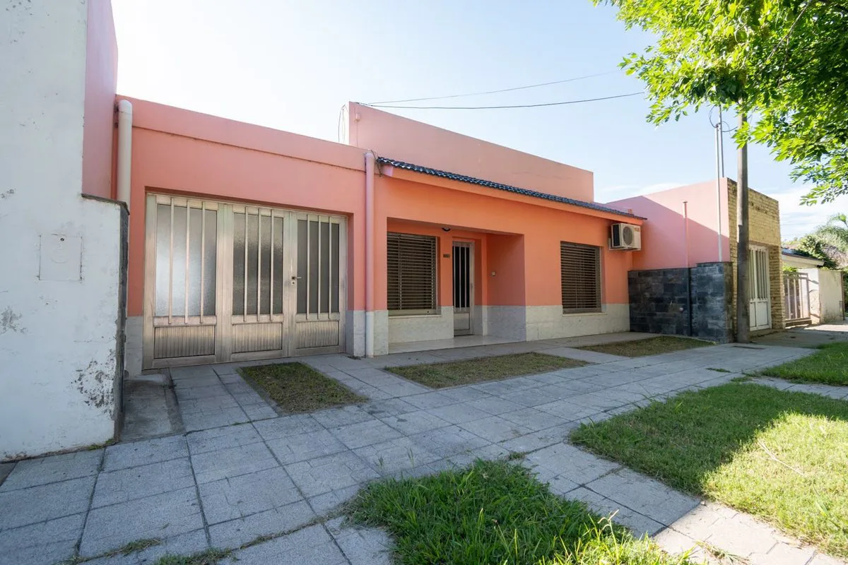 Casa 2 dorm, 2 baños, cochera y patio en S Jerónim foto 2