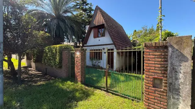 VENTA CASA 3 AMBIENTES ALPINA CON PARQUE