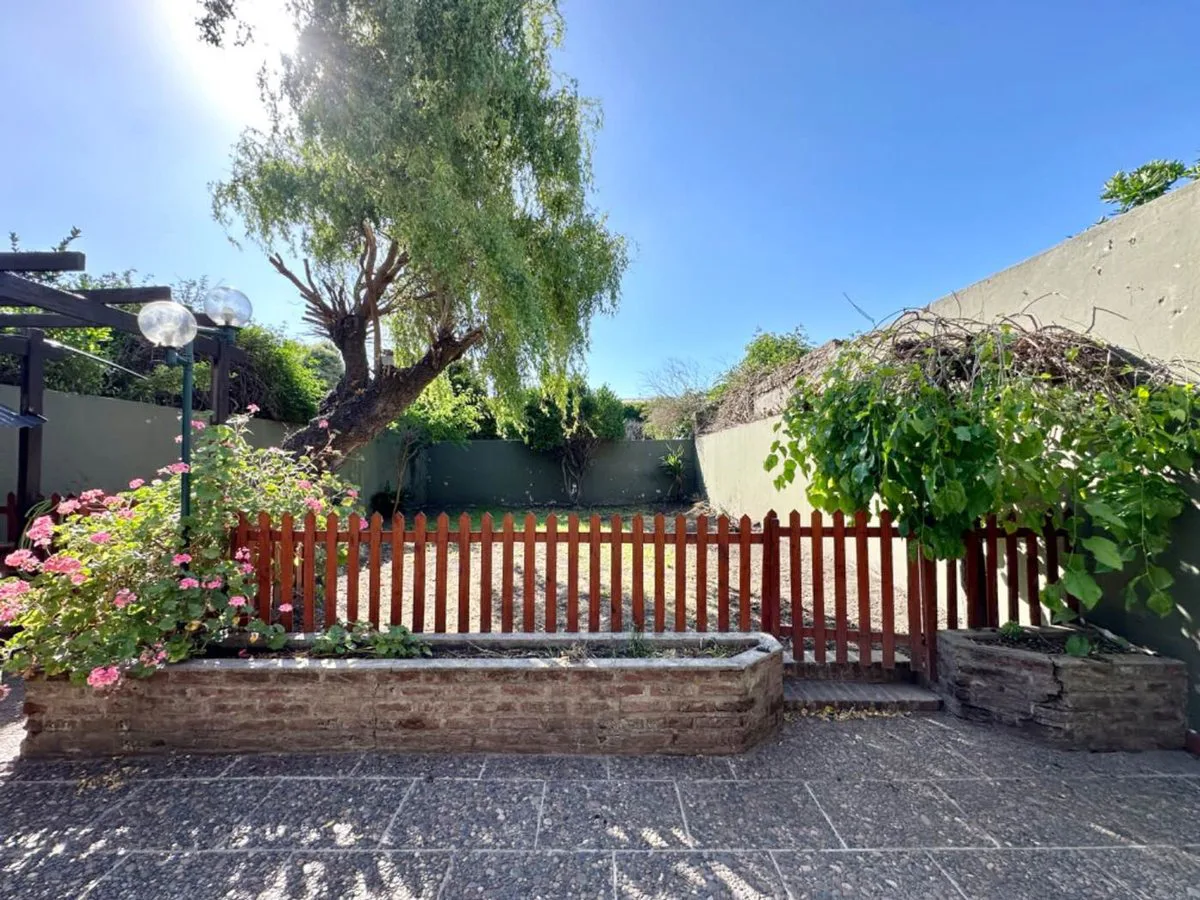 venta casa 4 ambientes con parque y cochera doble