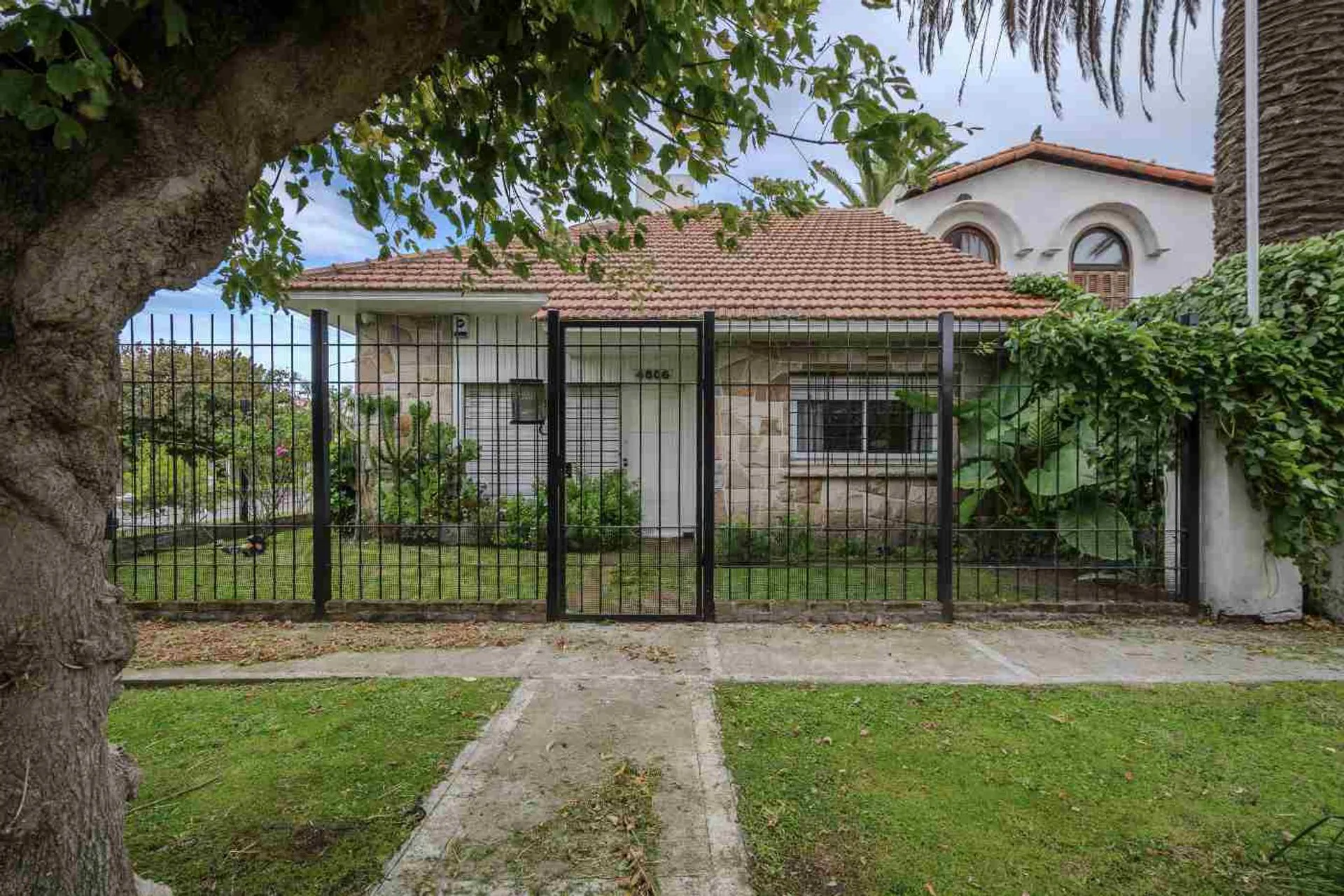 VENTA CASA 4 AMB CON JARDÍN Y COCHERA PARQUE LURO foto 2
