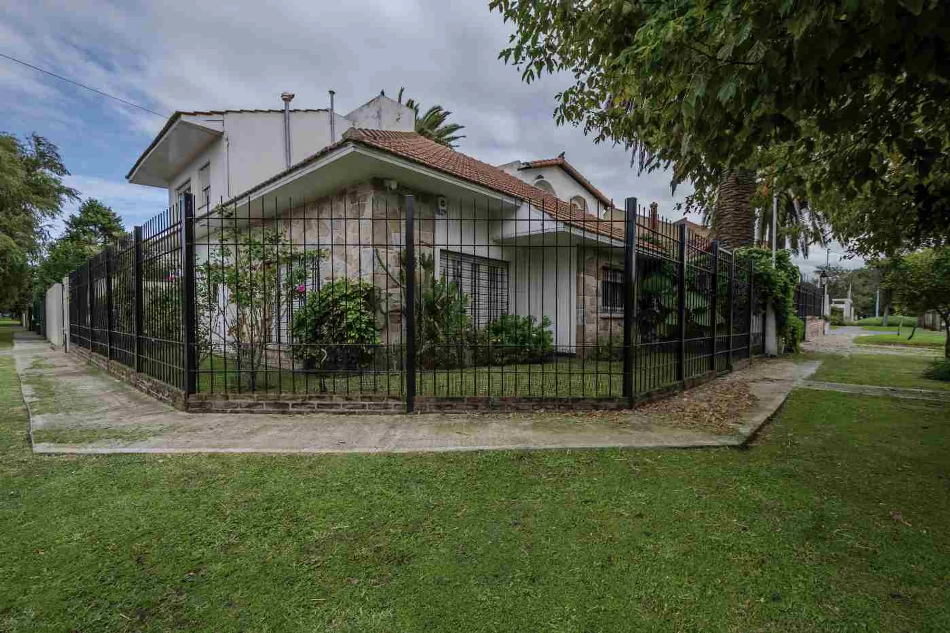 VENTA CASA 4 AMB CON JARDÍN Y COCHERA PARQUE LURO foto 3