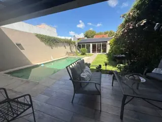 CASA CON JARDIN , PISCINA, QUINCHO , 5 AMBIENTES foto 2