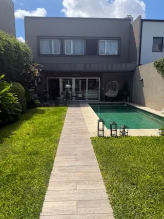CASA CON JARDIN , PISCINA, QUINCHO , 5 AMBIENTES foto 3