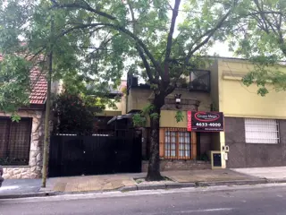 MUY BUEN CASA DE 5 AMBIENTES CON COCHERA, PATIO, QUINCHO Y TERRAZA foto 1
