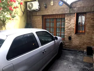 MUY BUEN CASA DE 5 AMBIENTES CON COCHERA, PATIO, QUINCHO Y TERRAZA foto 2