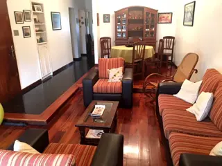MUY BUEN CASA DE 5 AMBIENTES CON COCHERA, PATIO, QUINCHO Y TERRAZA foto 3
