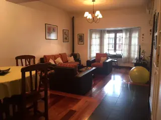 MUY BUEN CASA DE 5 AMBIENTES CON COCHERA, PATIO, QUINCHO Y TERRAZA foto 4