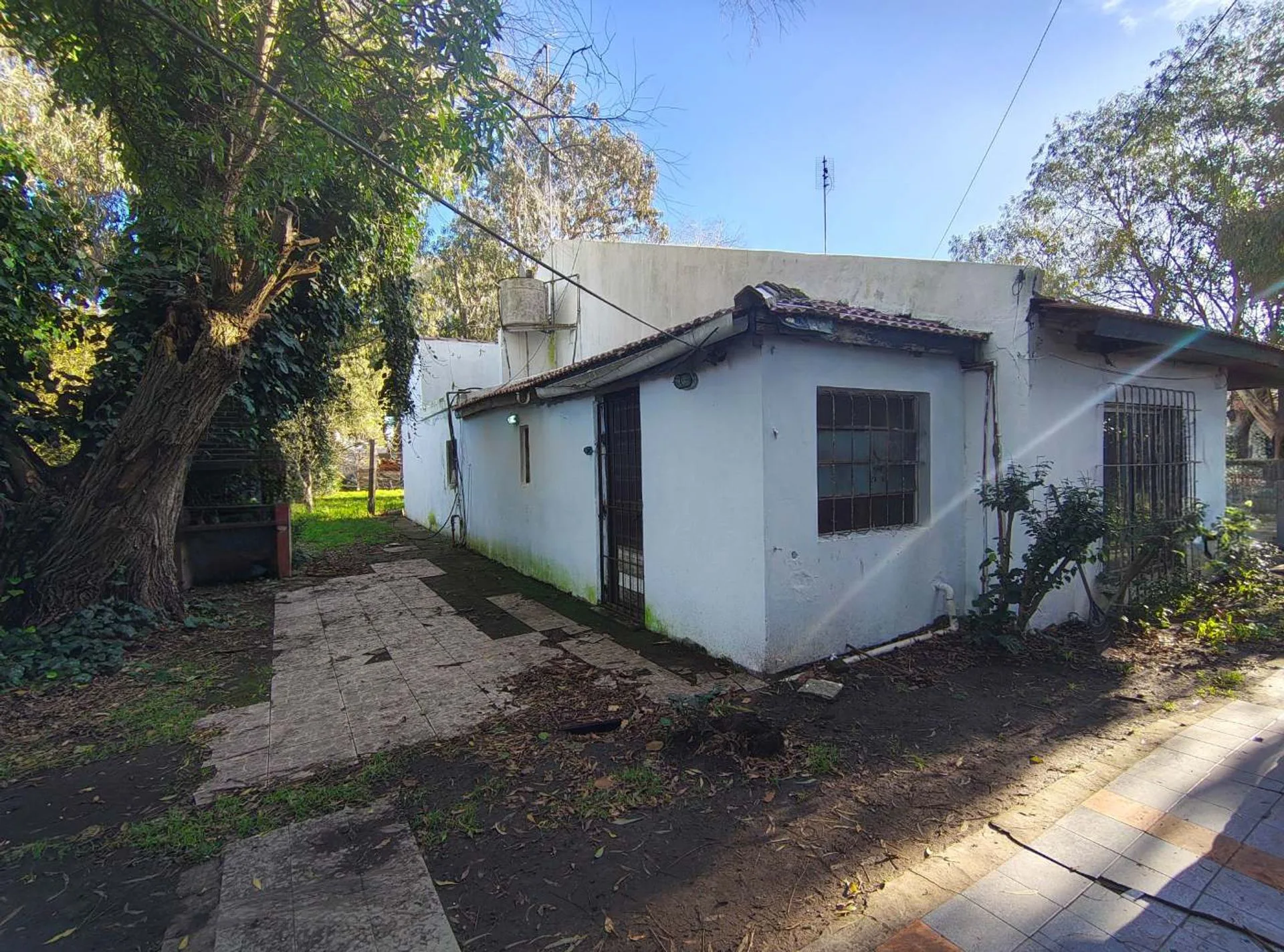 VENTA CASA 3 AMBIENTES A REFACCIONAR FELIX CAMET foto 2