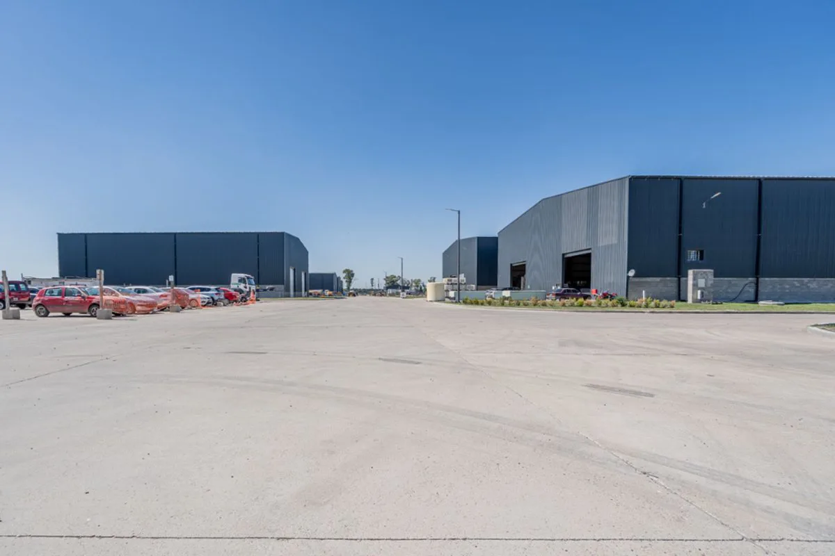 NAVE INDUSTRIAL AAA  EN VENTA MORENO A ESTRENAR foto 3