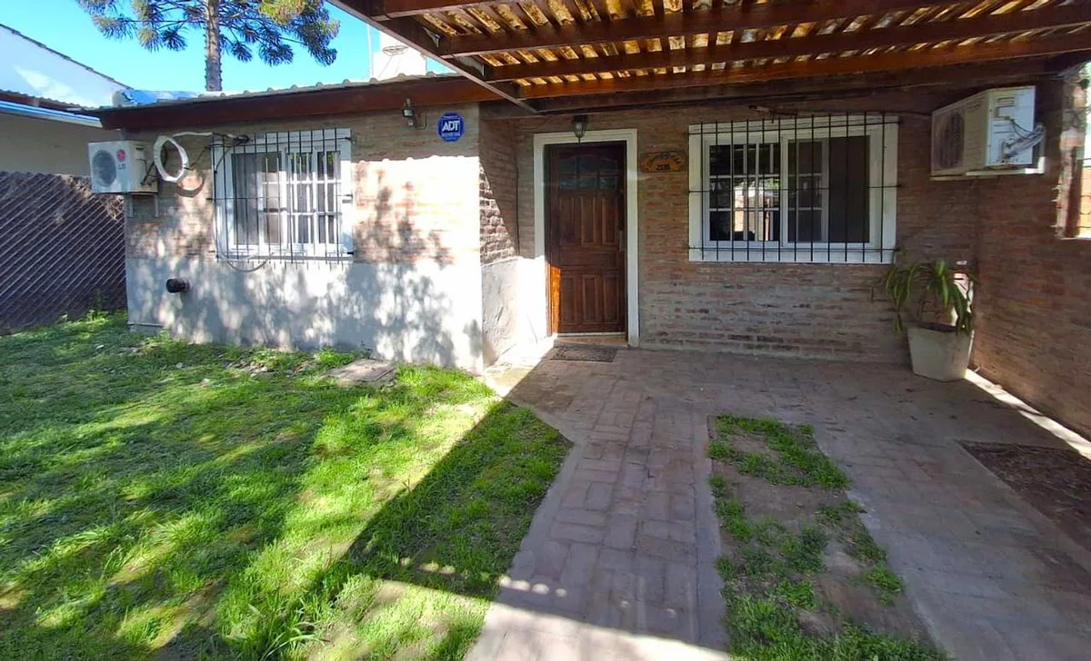 VENTA CASA en De Vicenzo Grande Inmerojable ubicac foto 2