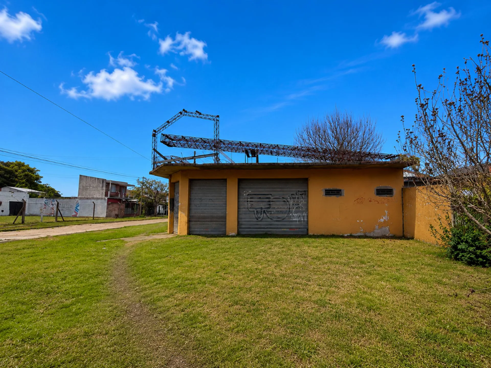 VENTA LOCAL CON PLAYON SOBRE AV. CONSTITUCION foto 5