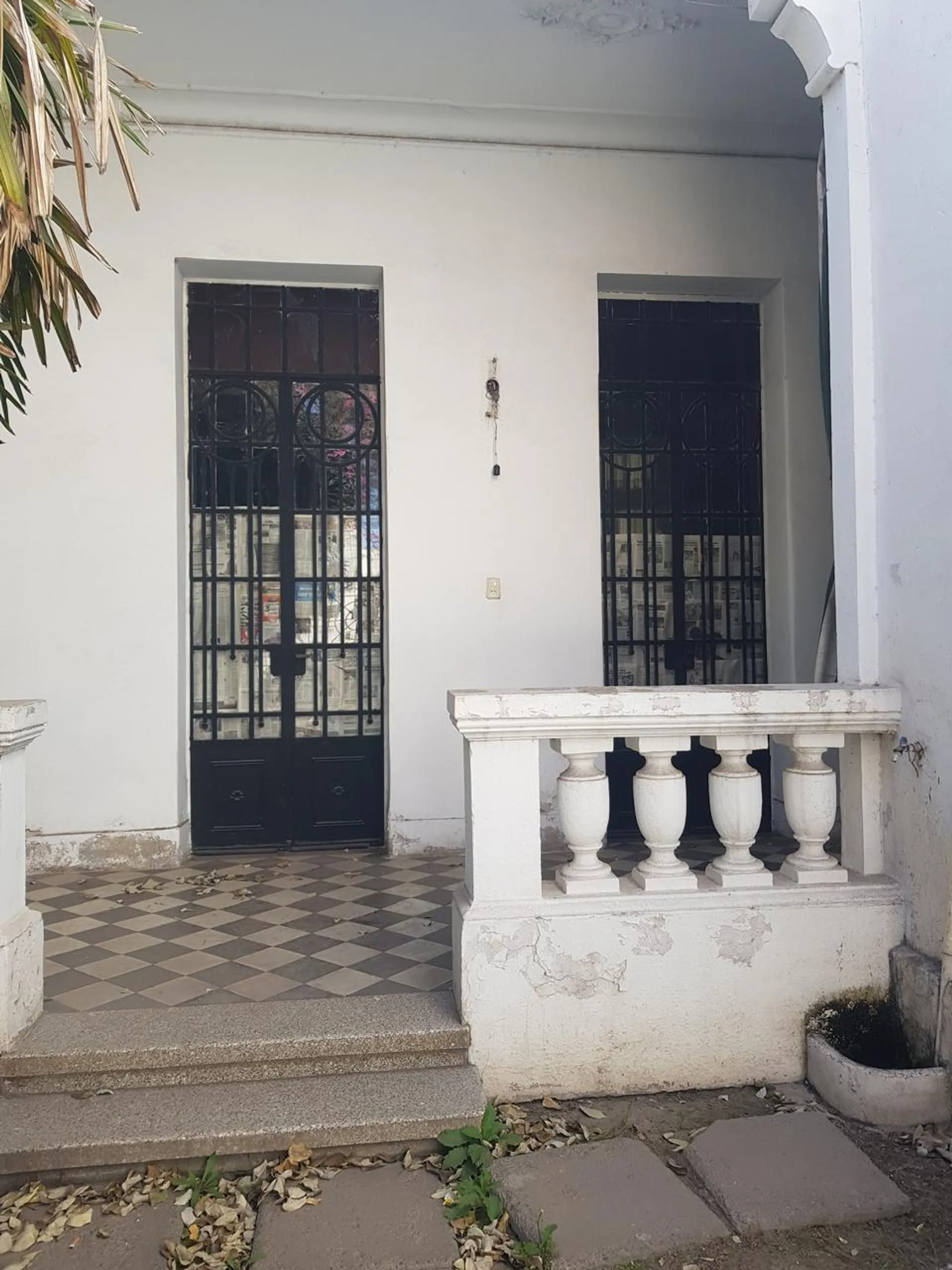 EN VENTA - CASA CON LOCAL COMERCIAL - AV. BELGRANO foto 3