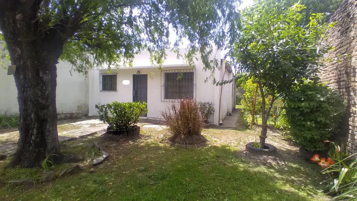 CASA EN VENTA 3 AMBIENTES EN MERLO JARDIN PARRILLA foto 3