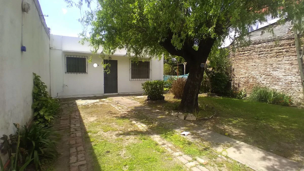 CASA EN VENTA 3 AMBIENTES EN MERLO JARDIN PARRILLA foto 4
