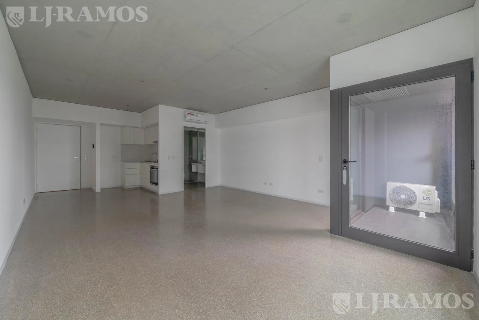 1 ambiente Torre Huergo - piso alto - muy luminoso foto 3