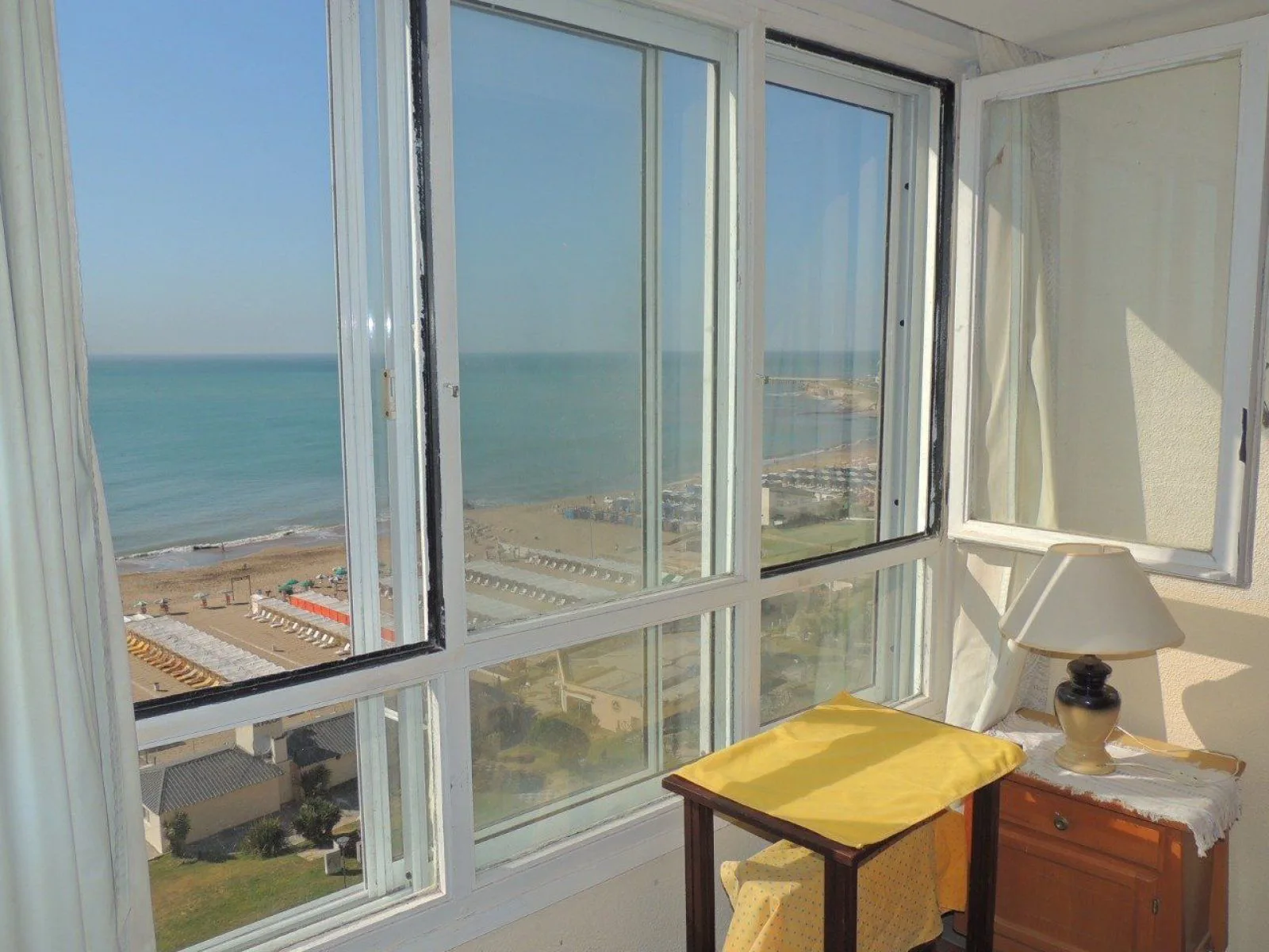 Simple 1-Bedroom Apartment with Ocean View in Miramar, Playa I Building – photo 8 of 16