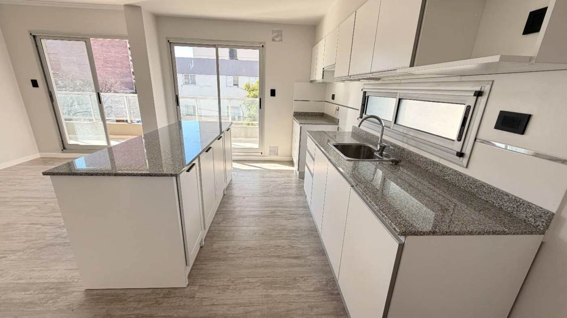 VENTA PISO DE 2 DORM A ESTRENAR CON COCHERA foto 4