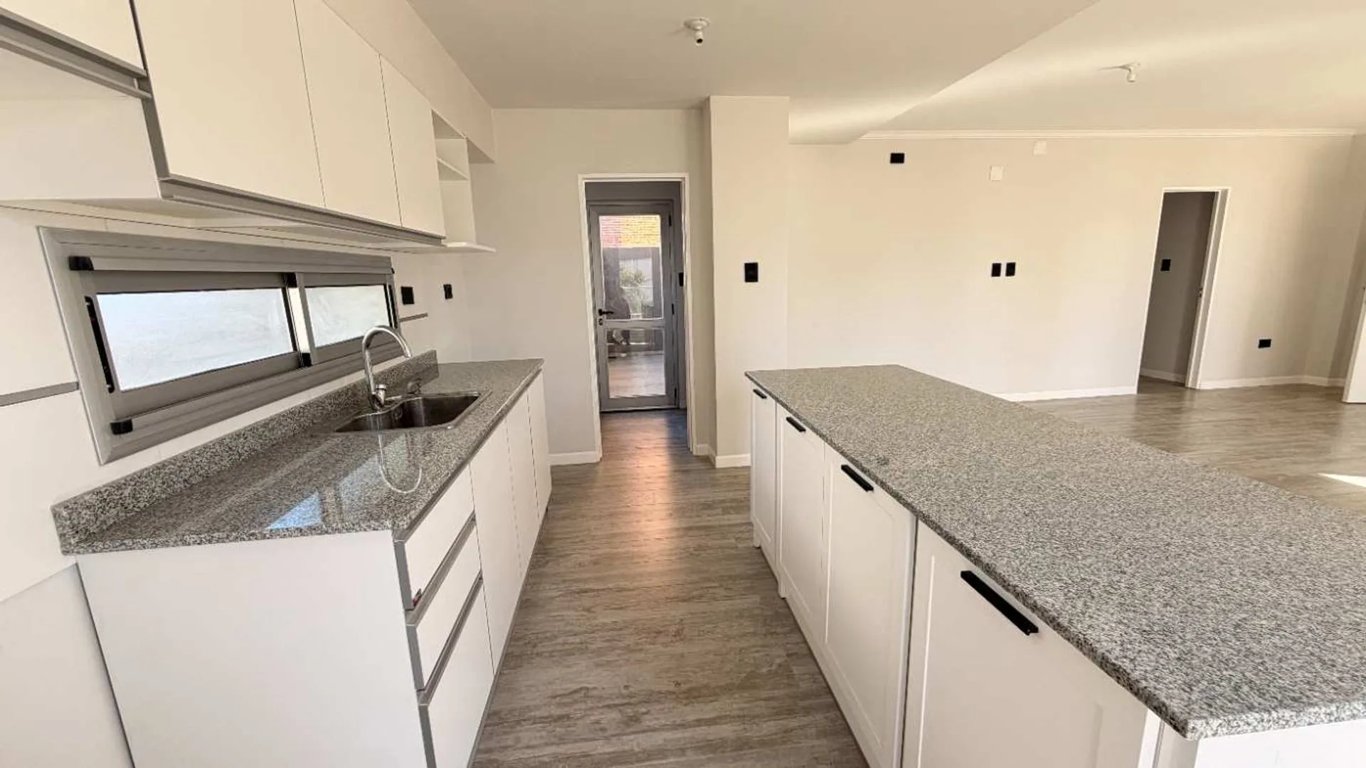 VENTA PISO DE 2 DORM A ESTRENAR CON COCHERA foto 5