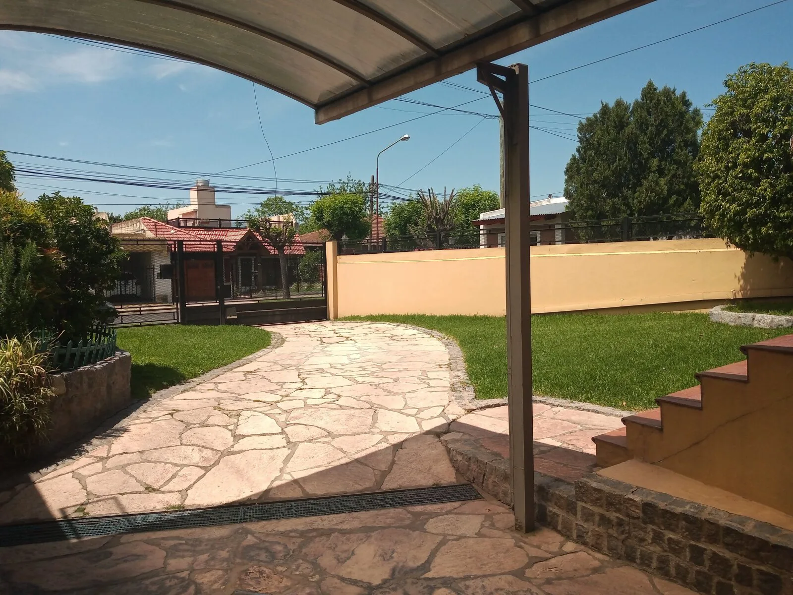 Venta - Amplio Chalet de 4 ambientes con pileta, en Castelar Sur - Moron foto 2