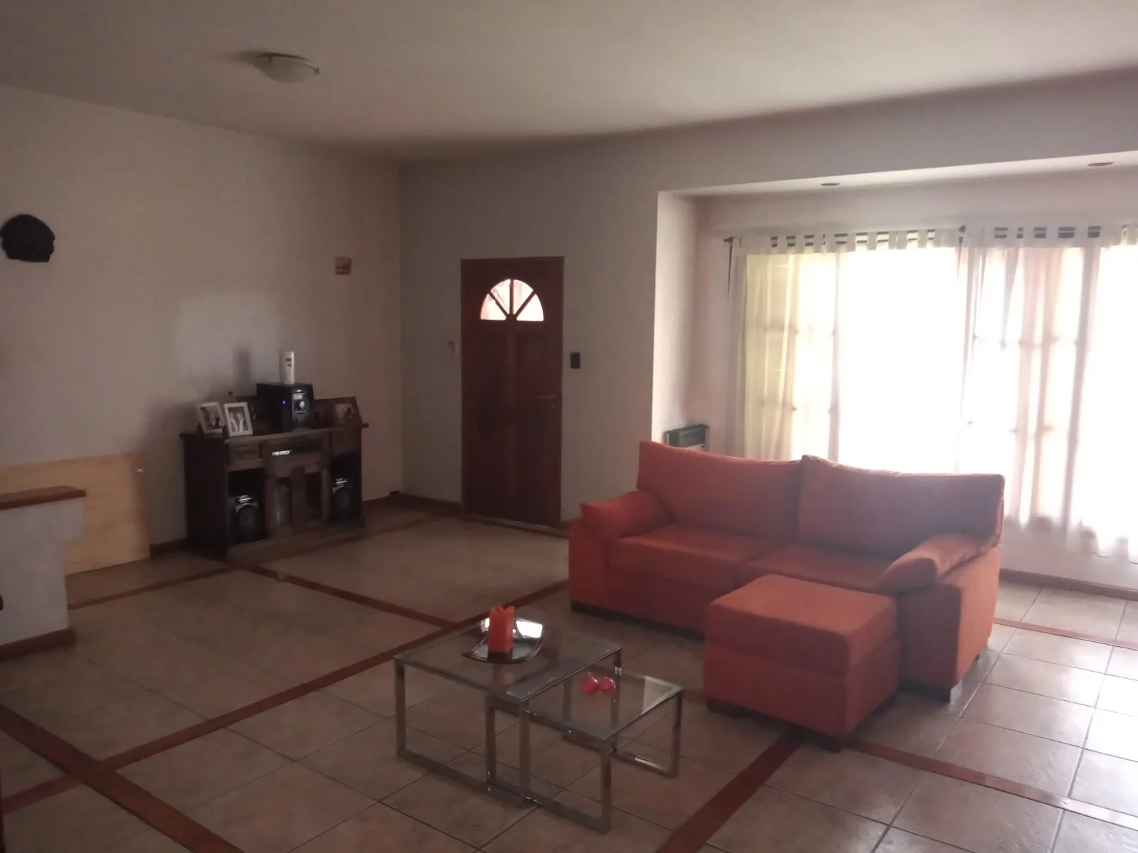 Venta - Amplio Chalet de 4 ambientes con pileta, en Castelar Sur - Moron foto 4