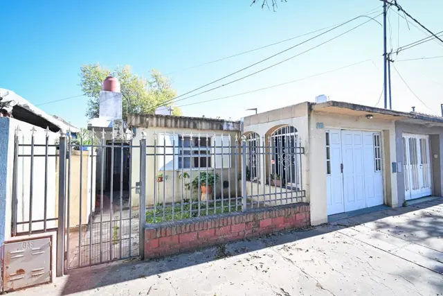 CASA EN VENTA _ 2 DORM. COCHERA_PATIO