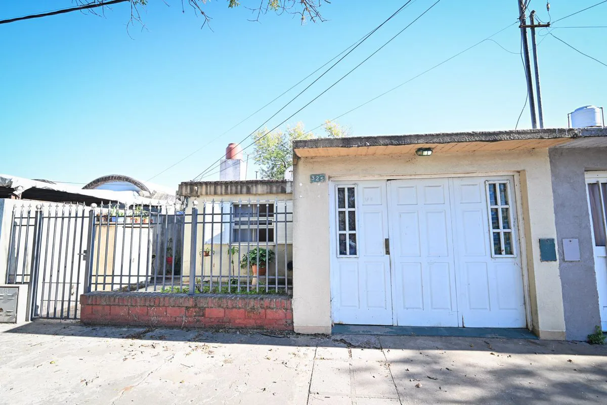 CASA EN VENTA _ 2 DORM. COCHERA_PATIO foto 2