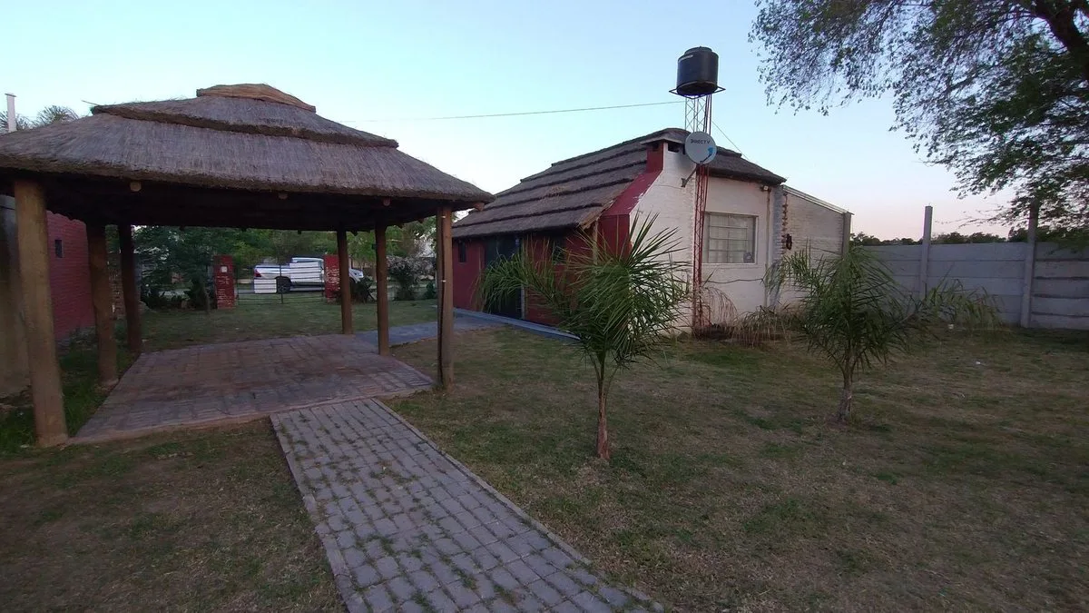 Casa en Barrio Los Paraísos a una cuadra del rio.