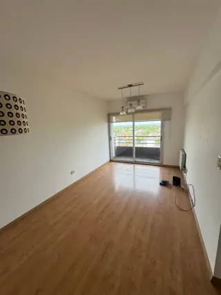 Alquiler Departamento de 2 Ambientes en Les Bruyeres, Banfield. foto 3