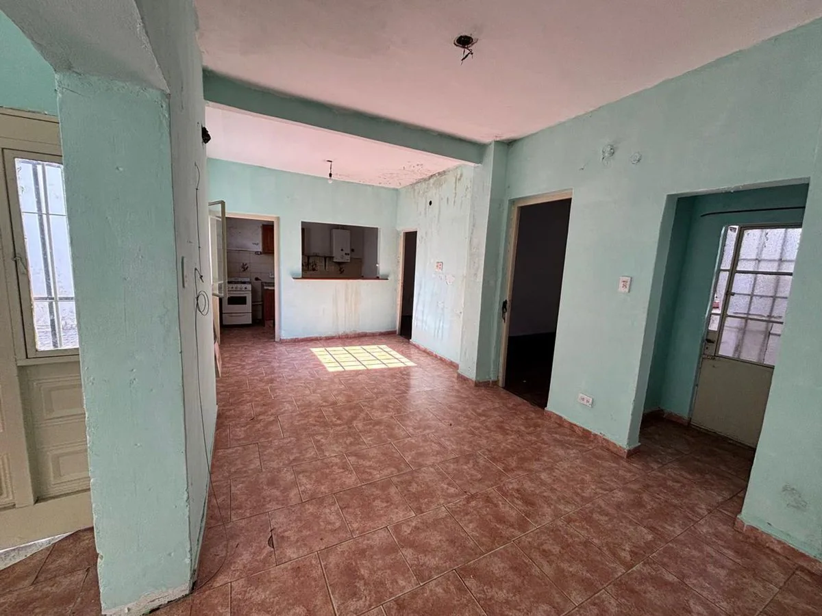 VENTA CASA DE PASILLO DOS DORMITORIOS Y PATIO foto 3