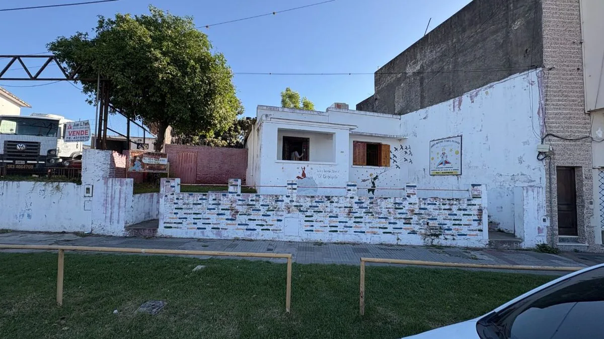 Casa o gran terreno comercial Almafuerte y Artigas