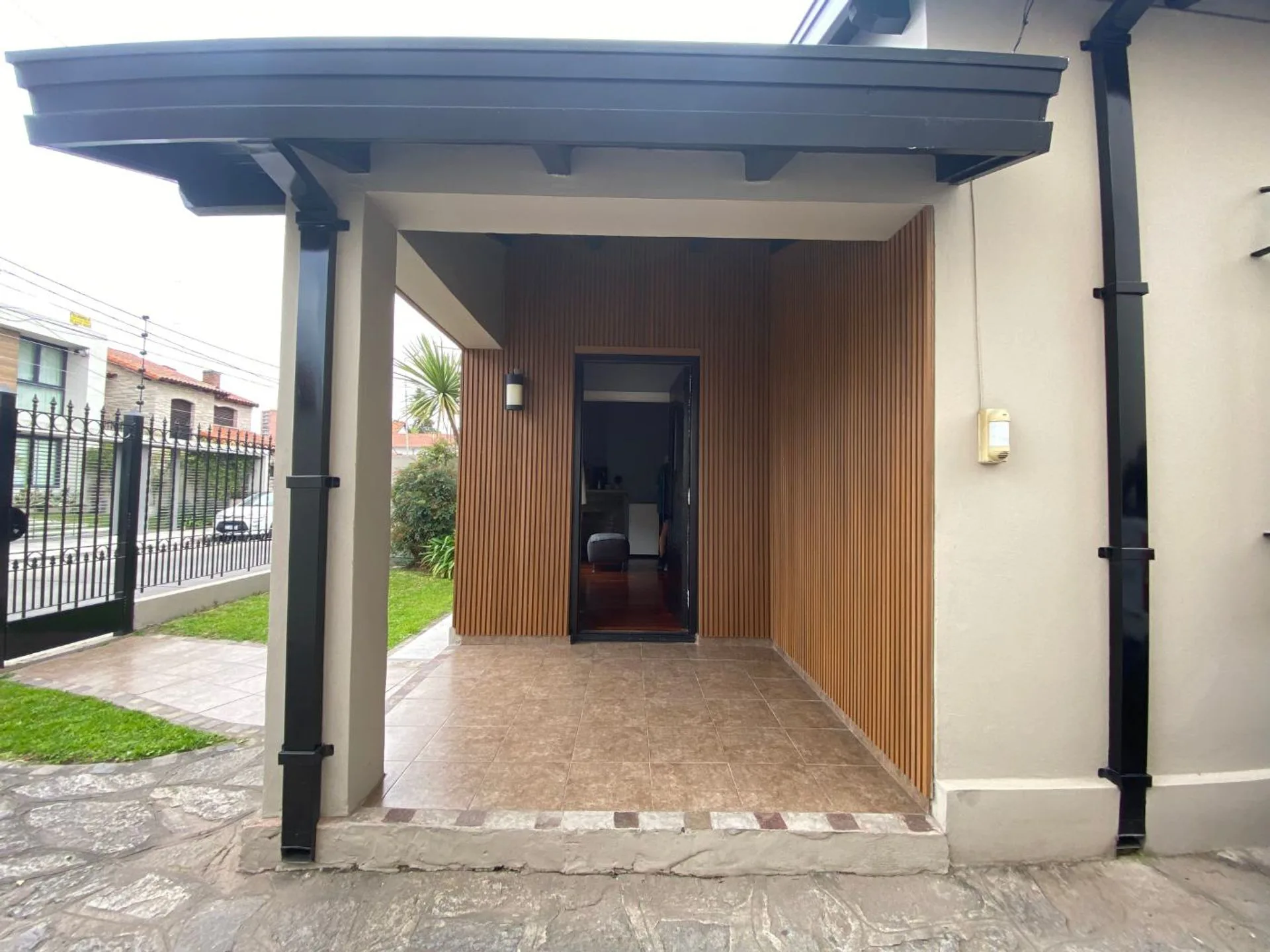 CASA EN VENTA 4 AMBIENTES CON QUINCHO Y PILETA foto 3