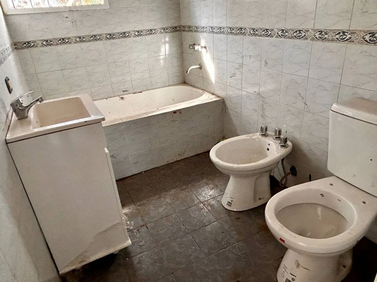 Casa en venta a reciclar en Carlos Keen foto 5