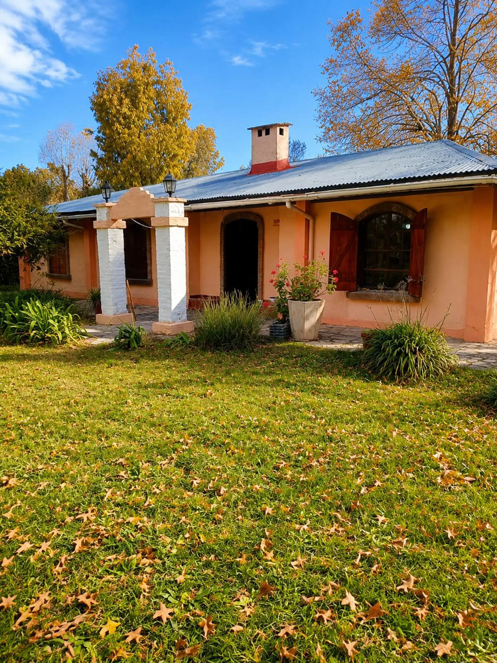 EXCLUSIVA QUINTA COLONIAL S/LOTE DE 2700 m2 foto 2