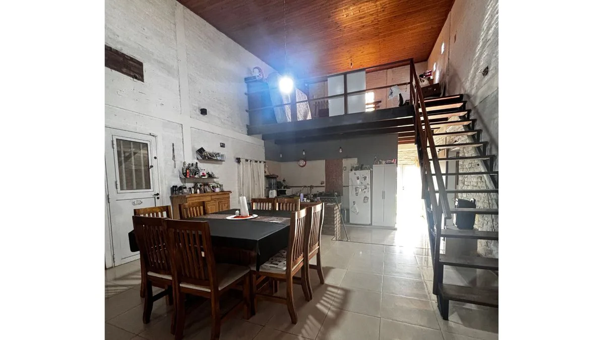 SE VENDE CASA DE 2 DORM, PATIO Y PILETA! foto 2