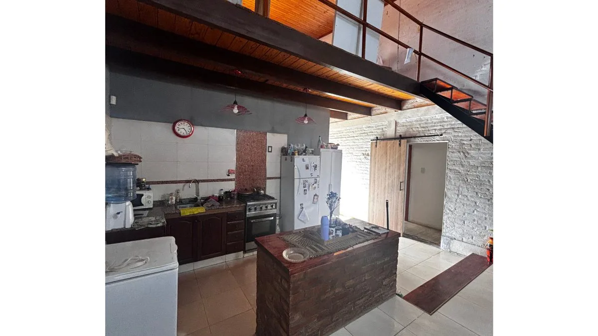 SE VENDE CASA DE 2 DORM, PATIO Y PILETA! foto 4