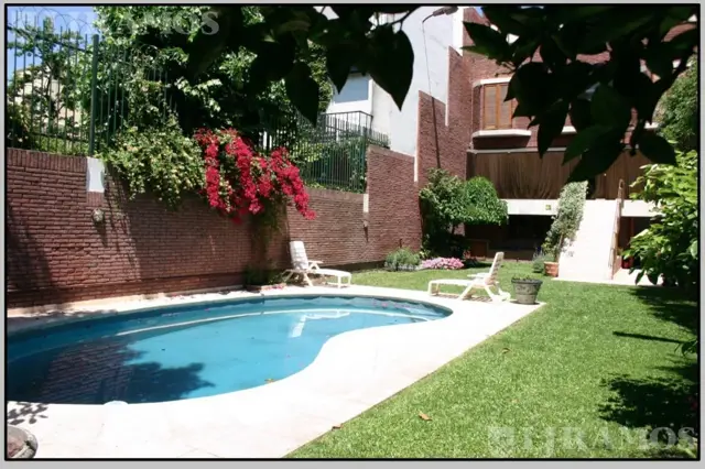 Casa en venta en Barrio Parque con jardín y pileta. 5 cocheras