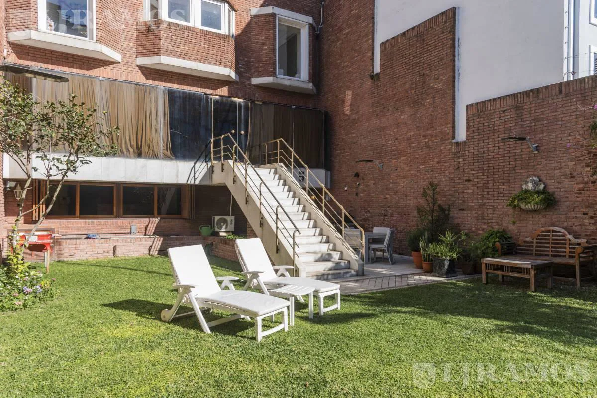 Casa en venta en Barrio Parque con jardín y pileta. 5 cocheras foto 2