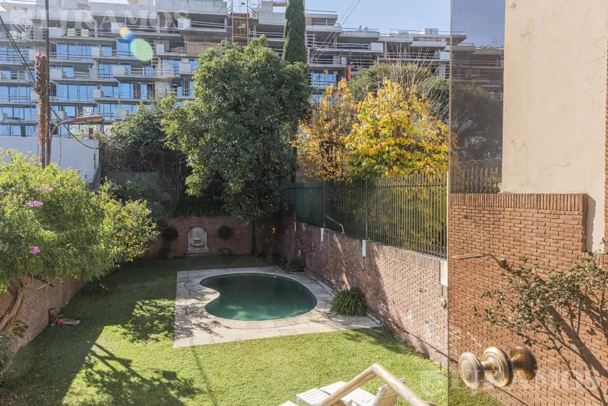 Casa en venta en Barrio Parque con jardín y pileta. 5 cocheras foto 3