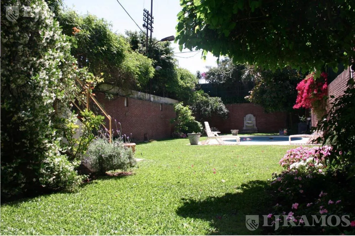 Casa en venta en Barrio Parque con jardín y pileta. 5 cocheras foto 4
