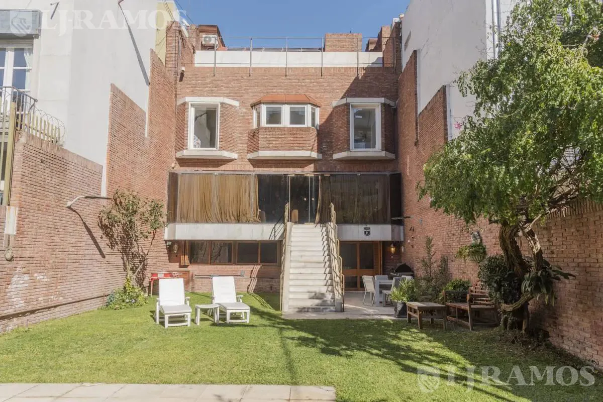 Casa en venta en Barrio Parque con jardín y pileta. 5 cocheras foto 5