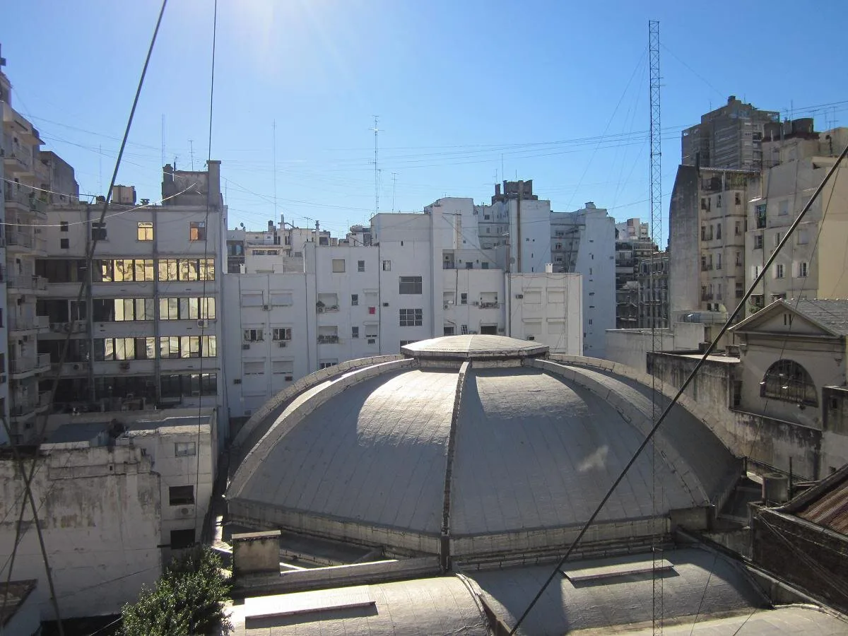 Barrio Norte, Talcahuano 1000, 1 amb, 610, 30m2, u$s 600 todo incluido con tope de # 30,000 de luz. foto 2