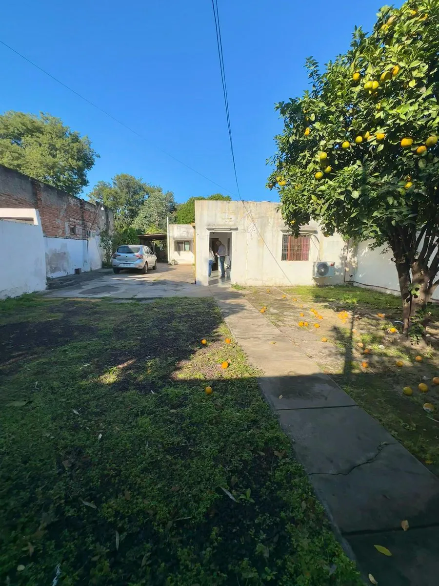 VENTA DE CASA CON TERRENO AMPLIO foto 2