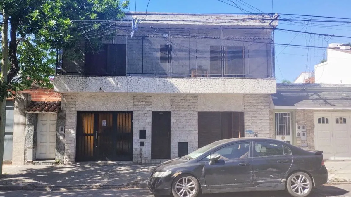 VENTA CASA DOS PLANTAS COCHERA Y GALPON, ARROYITO foto 2