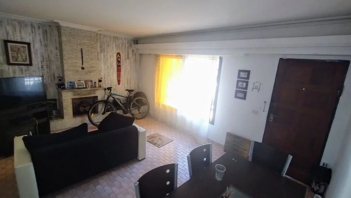 VENTA CASA DOS PLANTAS COCHERA Y GALPON, ARROYITO foto 4