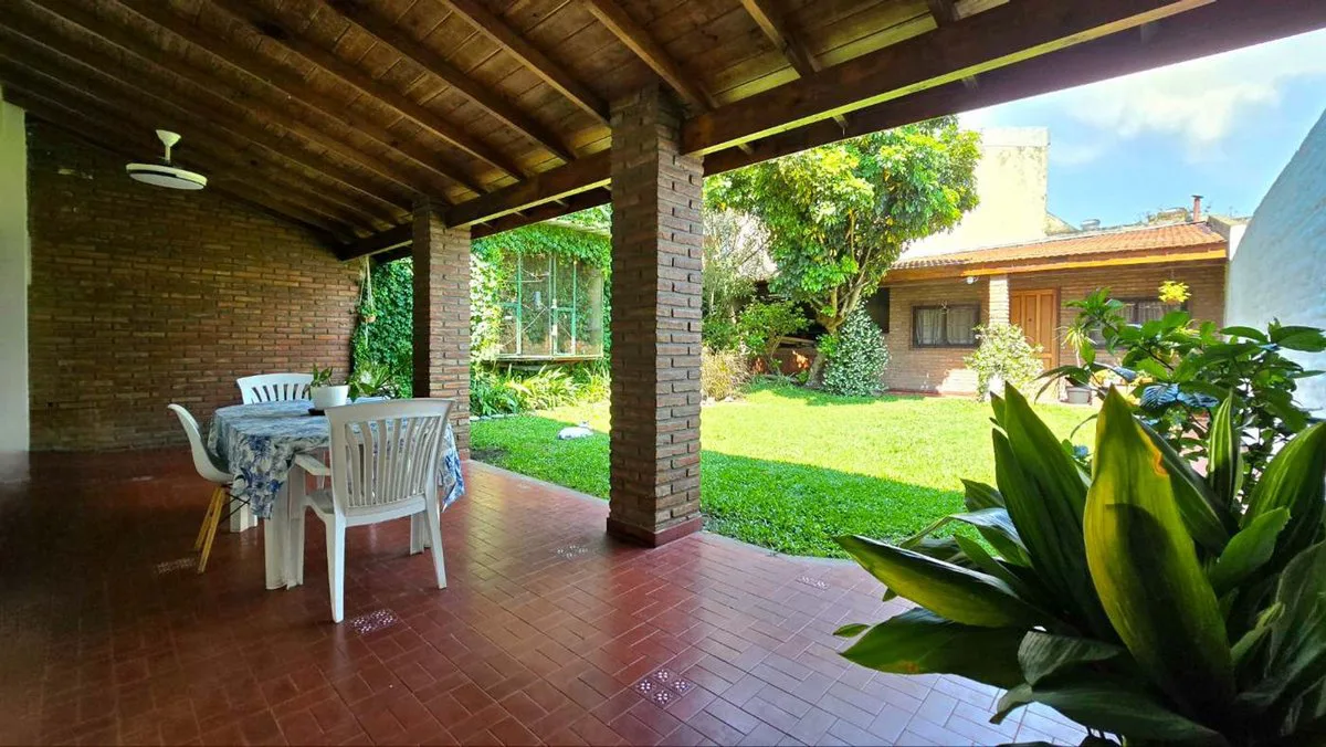 CASA 4 AMB. CON JARDIN Y COCHERA foto 2