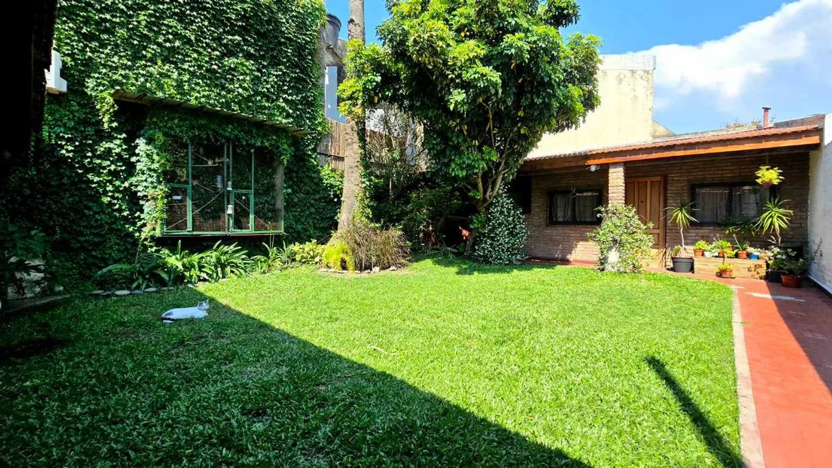 CASA 4 AMB. CON JARDIN Y COCHERA foto 4