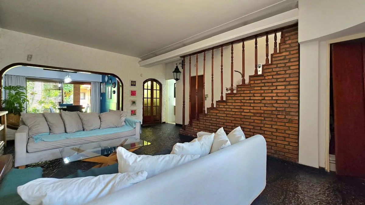 CASA 4 AMB. CON JARDIN Y COCHERA foto 5