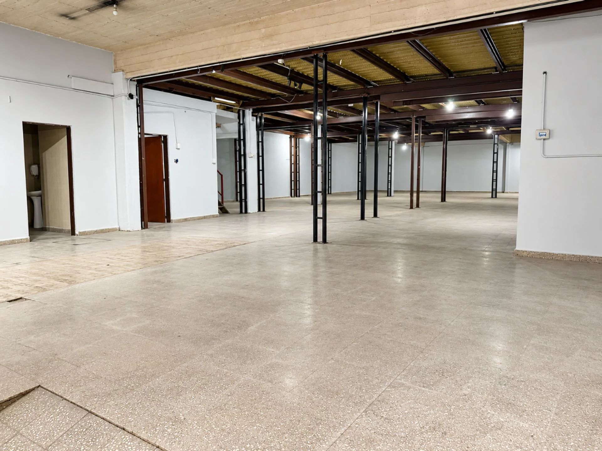 VENTA: IMPORTANTE GALPÓN INDUSTRIAL / COMERCIAL foto 2