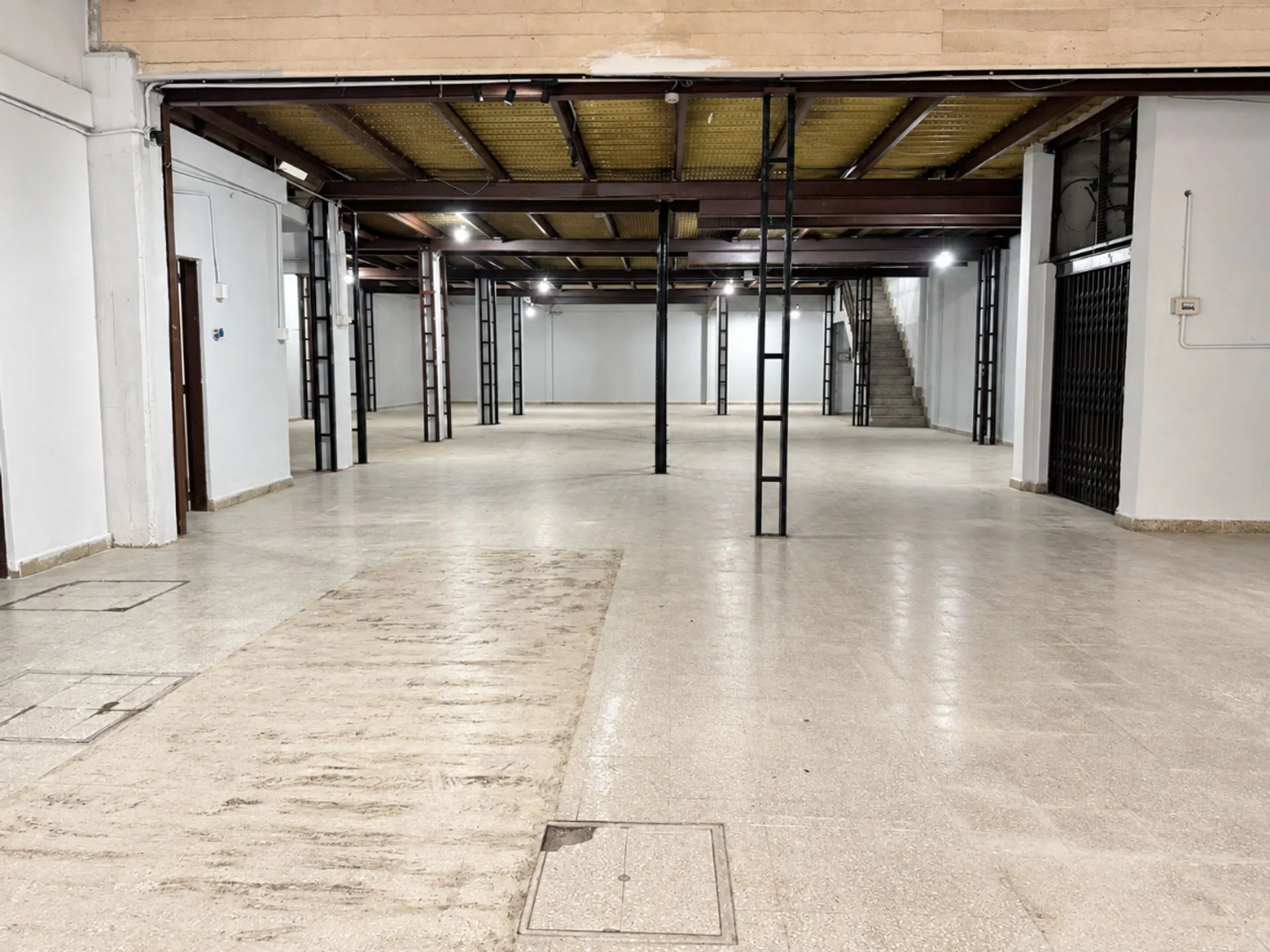 VENTA: IMPORTANTE GALPÓN INDUSTRIAL / COMERCIAL foto 3