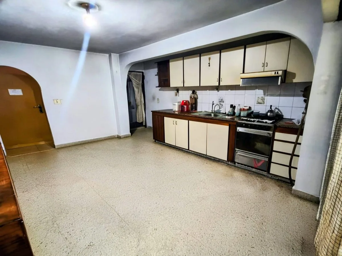 VENTA CASA 3 AMB C/COCHERA PATIO Y JARDIN foto 2